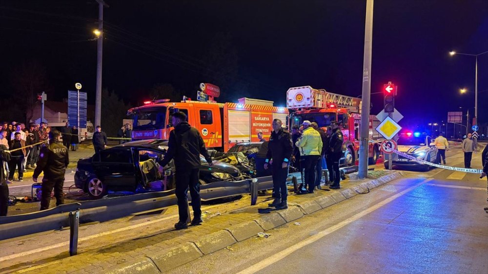 Hendek iki otomobilin çarpıştığı kazada 1 kişi öldü, 2 kişi yaralandı