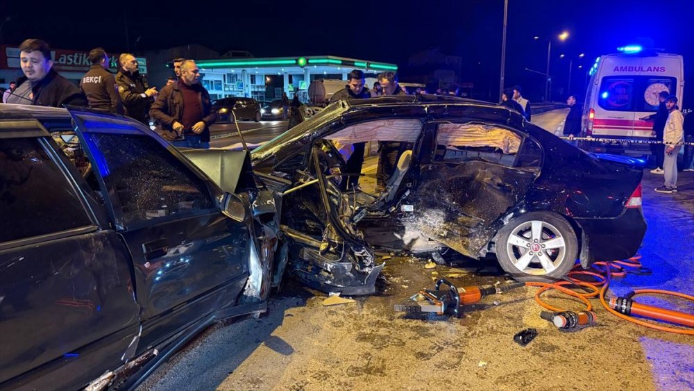 Hendek iki otomobilin çarpıştığı kazada 1 kişi öldü, 2 kişi yaralandı