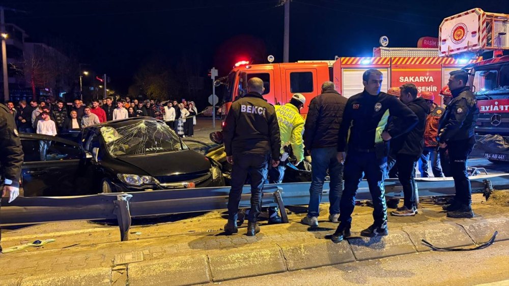 Hendek iki otomobilin çarpıştığı kazada 1 kişi öldü, 2 kişi yaralandı