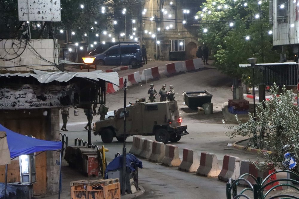 İsrail ,bahaneyle öldürmeye devam ediyor. işgal altındaki Batı Şeria'nın El Halil kenti yakınlarında 2 Filistinliyi öldürdü