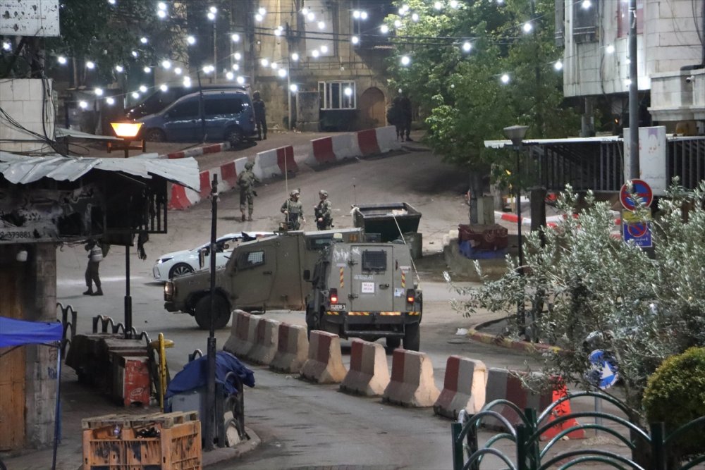 İsrail ,bahaneyle öldürmeye devam ediyor. işgal altındaki Batı Şeria'nın El Halil kenti yakınlarında 2 Filistinliyi öldürdü