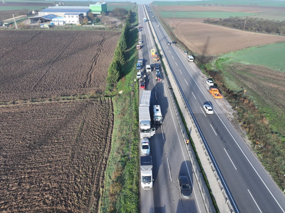 Edirne'de 10 aracın karıştığı zincirleme trafik kazasında 7 kişi yaralandı