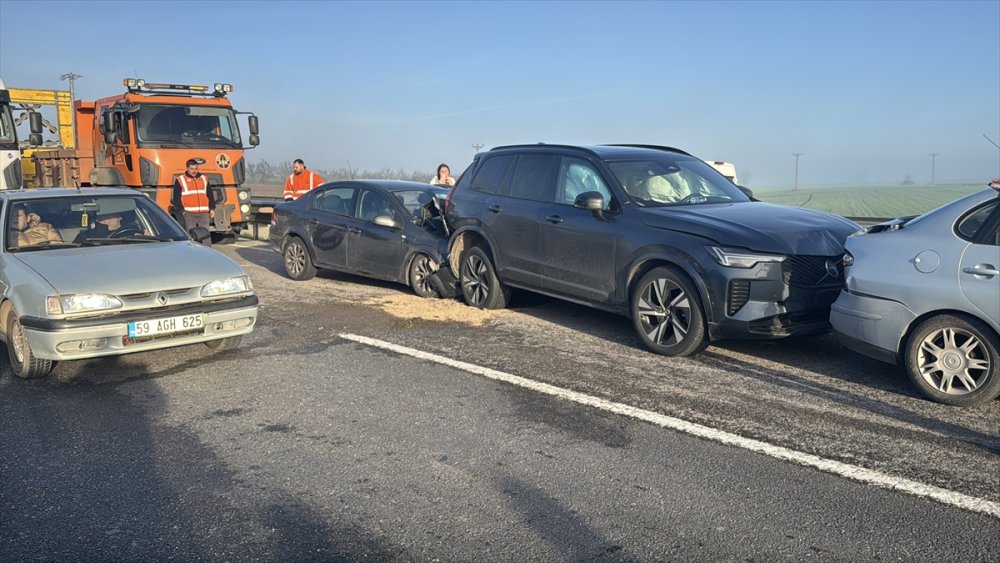 Edirne'de 10 aracın karıştığı zincirleme trafik kazasında 7 kişi yaralandı
