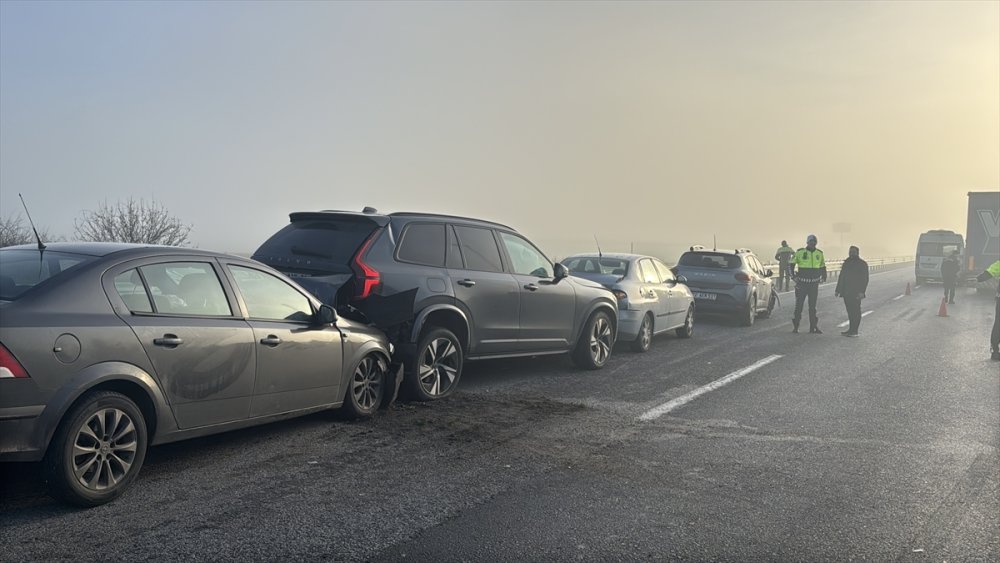 Edirne'de 10 aracın karıştığı zincirleme trafik kazasında 7 kişi yaralandı