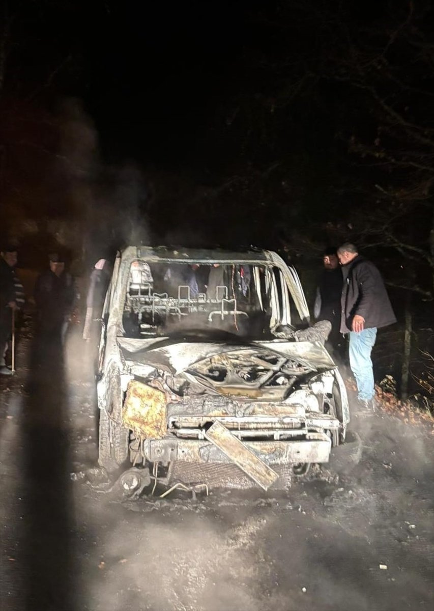 Karabük Yenice’de seyir halindeki hafif ticari araç yandı