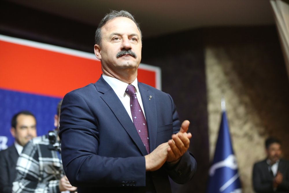 Halk buluşmaları devam ediyor. Anahtar Parti Genel Başkanı Yavuz Ağıralioğlu, Şanlıurfa'da partililerle buluştu
