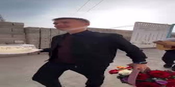 Özbekistanlı gencin anne şarkısı söyleyerek eve girdiği anlar kısa sürede viral oldu.